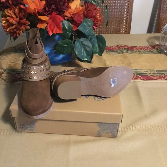 🌹HOST PICK🌹 NAUGHTY MONKEY CRIMSON TAN ANKLE BOOTS/ NWOT/ SIZE 8 - Picture 3 of 8